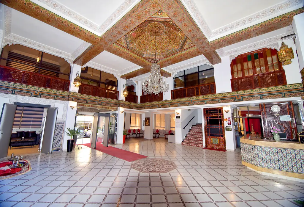 Salon d’accueil de l’Hôtel Nouzha Fès, canapés et décors marocains
