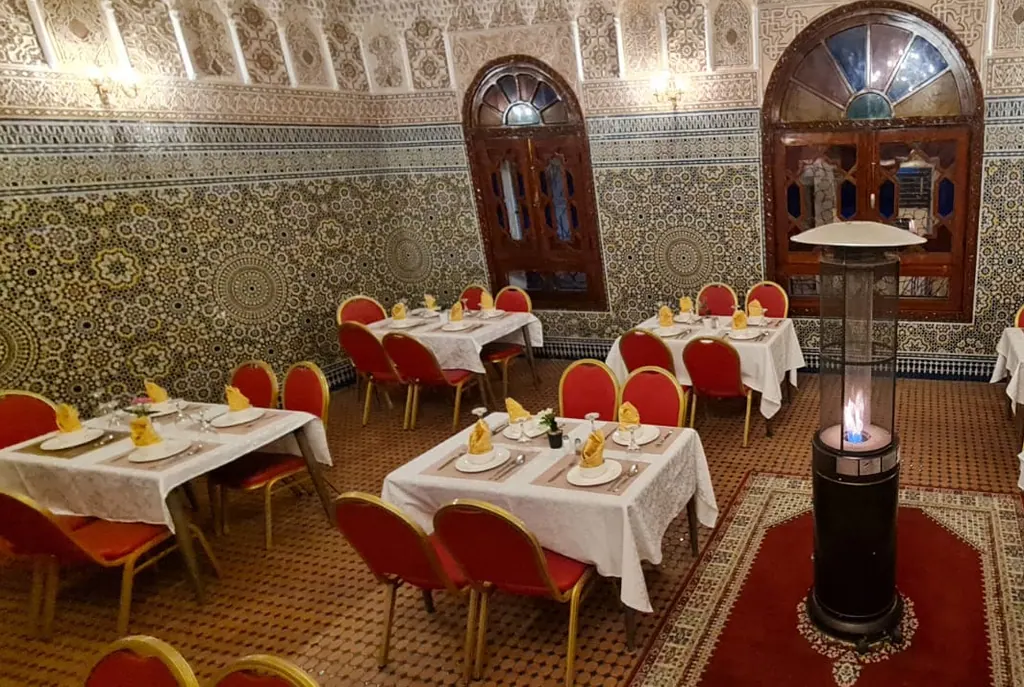 Tables et décor du restaurant marocain de l’Hôtel Nouzha Fès